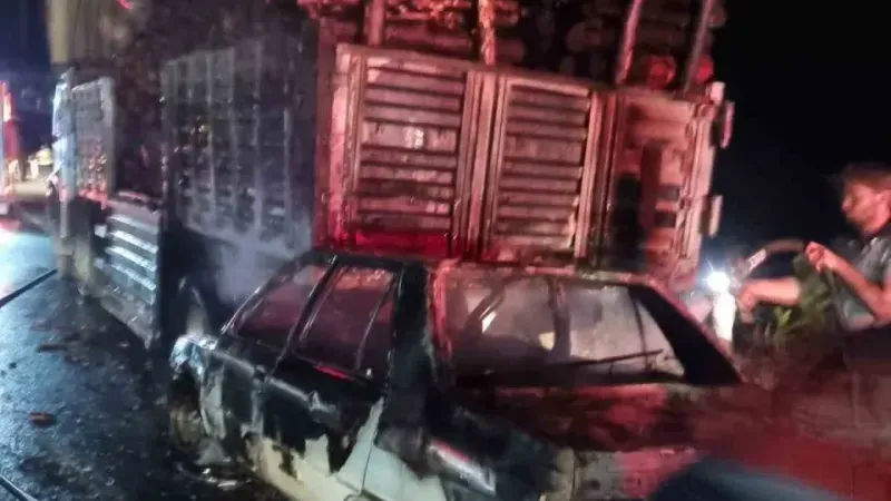 Tomruk yüklü tıra çarpan otomobil alev alev yandı: 1 ağır yaralı