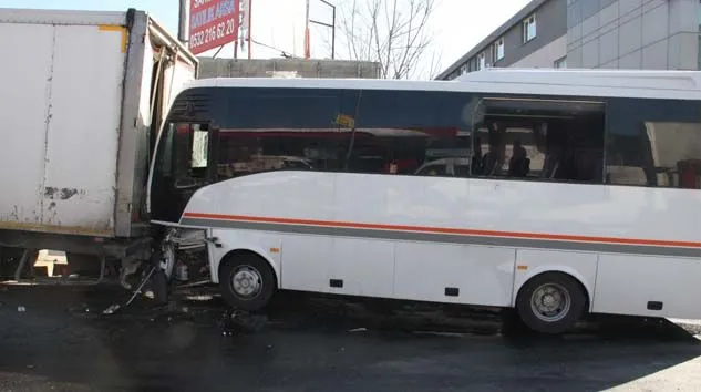 Bayrampaşa’da çevik kuvvet personelini taşıyan servis kaza yaptı: 3 yaralı