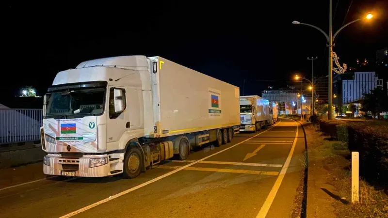 Bakü’den çıkan yardım tırları Türkiye üzerinden Suriye’ye gidiyor
