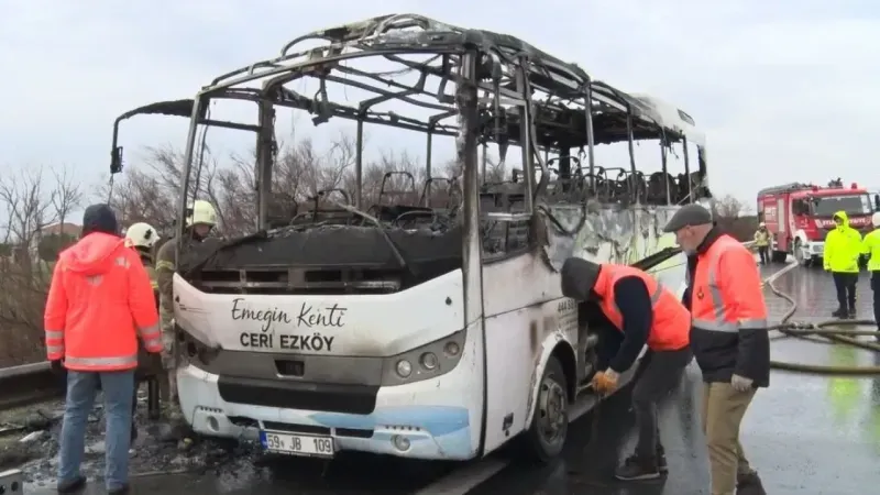 Seyir halindeki midibüs alev topuna döndü