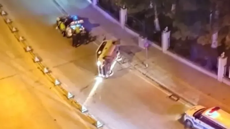 Virajı alamayan hafif ticari araç devrildi