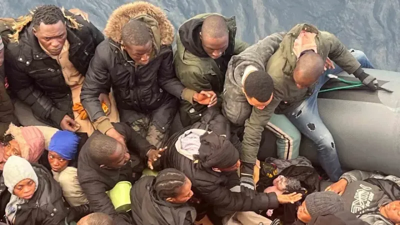 Okyanusun ortasında doğum yaptı