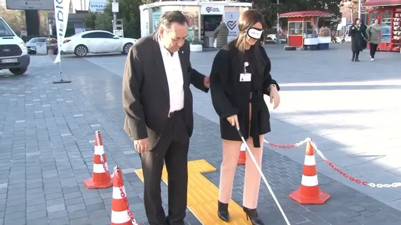 Metrobüs durağındaki ‘Empati Parkuru’ ile görme engellilere farkındalık
