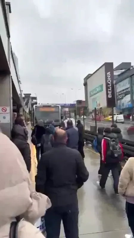 Metrobüs vatandaşları çileden çıkarttı