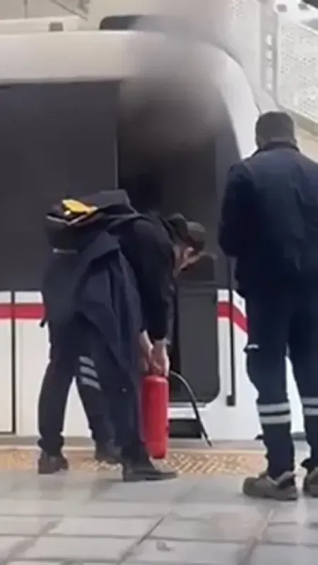 Metrodan çıkan duman korkuttu, yolcular tahliye edildi