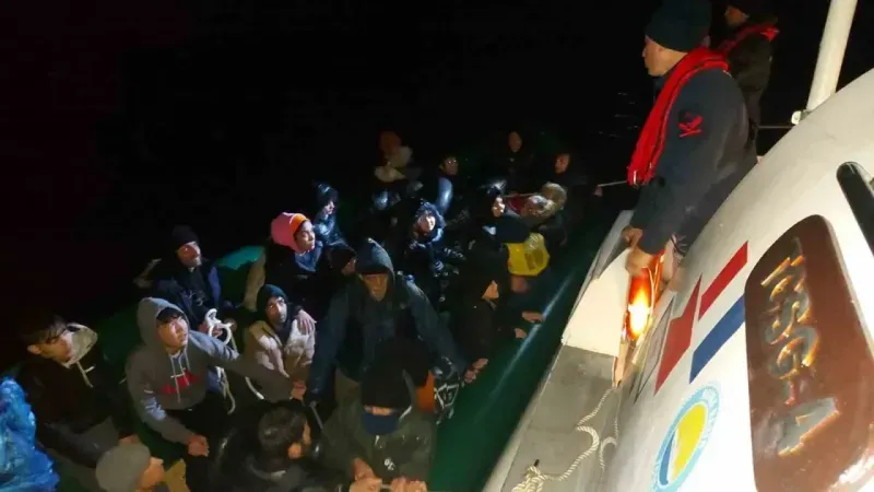 İzmir açıklarında 40 göçmen kurtarıldı