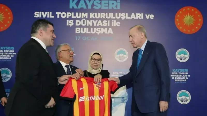 Cumhurbaşkanı Erdoğan’a Kayserispor forması hediye edildi