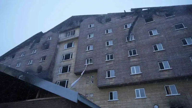 Yanan otel için "ağır hasarlı" raporu