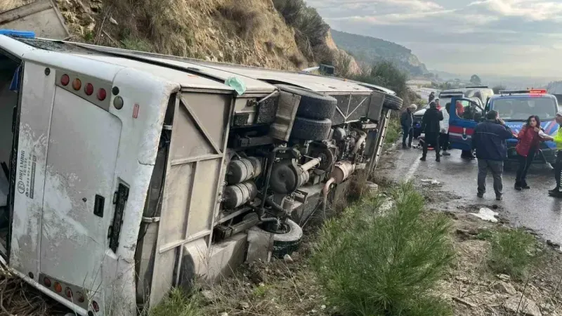 Tur minibüsü devrildi: 23 yaralı