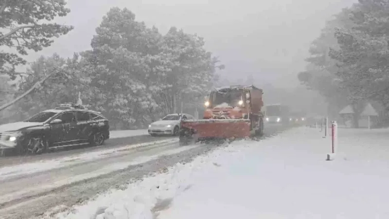 Uludağ’da yoğun kar ve tipi...Zincirsiz araç girişi yasaklandı