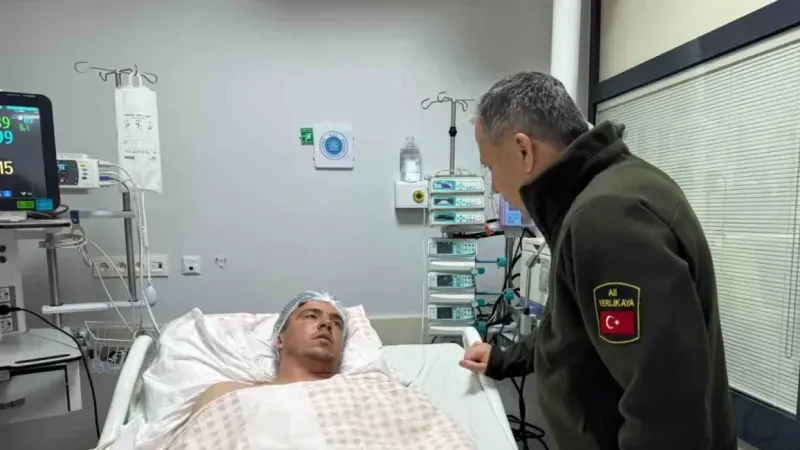 Bakan Yerlikaya, Konya’da çöken bina enkazından kurtarılan yaralıları hastanede ziyaret etti
