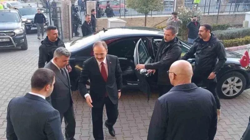 Siirt Belediyesi'ne kayyum olarak görevlendirilen Vali Kızılkaya, belediyeye geçti