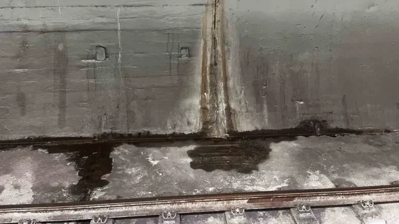 İSKİ şebekesi patladı, su metro istasyonuna doldu