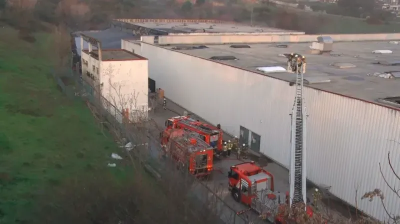 Esenyurt’ta AVM deposunda yangın paniği