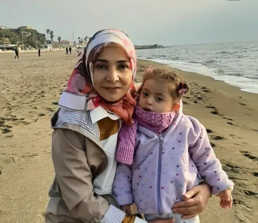 Depremde gelini ve 3 torununu kaybeden Atrak Kaleş: "1 yıllık bina 3 saniyede çöker mi?"