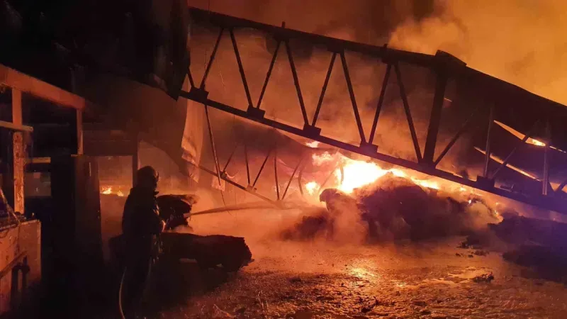 Manisa’da halı fabrikasında yangın: Alevler geceyi aydınlattı