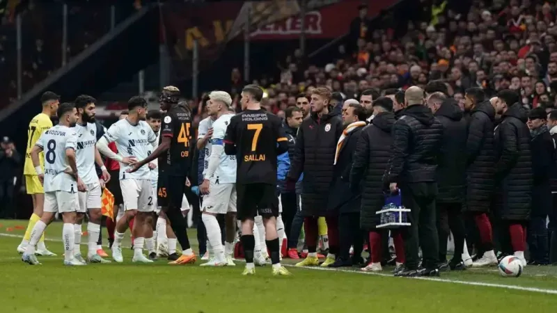 Adana Demirspor, Galatasaray maçında sahadan çekildi
