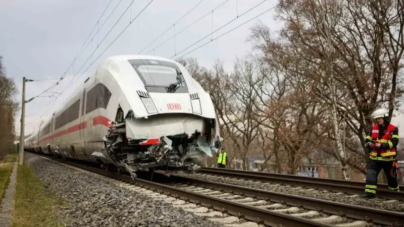 Almanya’da yolcu treni tırla çarpıştı: 1 ölü, 25 yaralı
