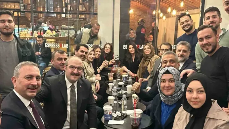 AK Partili Varank ve Gül, gençlerle Espressolab’da buluştu