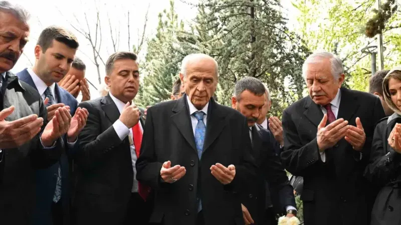 MHP Genel Başkanı Devlet Bahçeli, Türkeş’in mezarını ziyaret etti