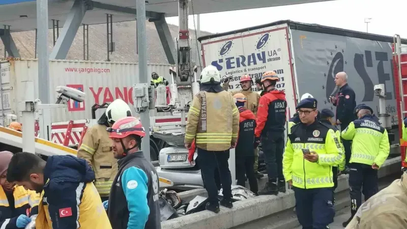 Kuzey Marmara Otoyolu’nda feci kaza: Otomobil tırın altına girdi
