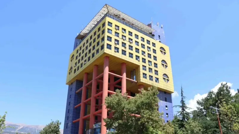 "Dünyanın en saçma binası"nın yerine iş hanı yapılıyor