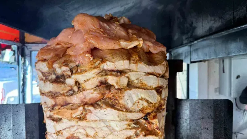 Pişmiş tavuk dönere çiğ tavuk takılması ölümcül olabiliyor