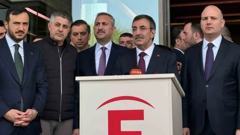 Cumhurbaşkanı Yardımcısı Cevdet Yılmaz, Sırrı Süreyya Önder’i ziyaret etmek için hastaneye geldi