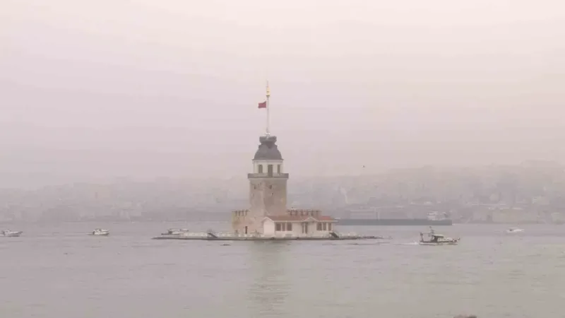 Sis ile kaplanan İstanbul Boğazı kartpostallık görüntüler oluşturdu