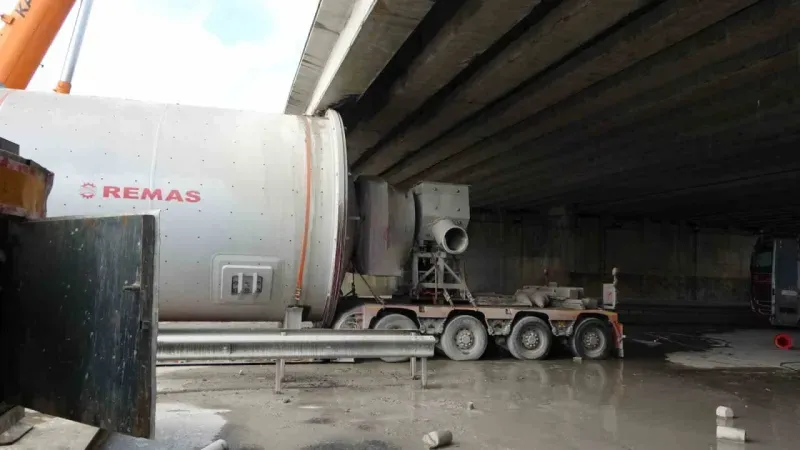 Tuzla’da 3 gündür köprü altında sıkışan tırı kurtarma operasyonu