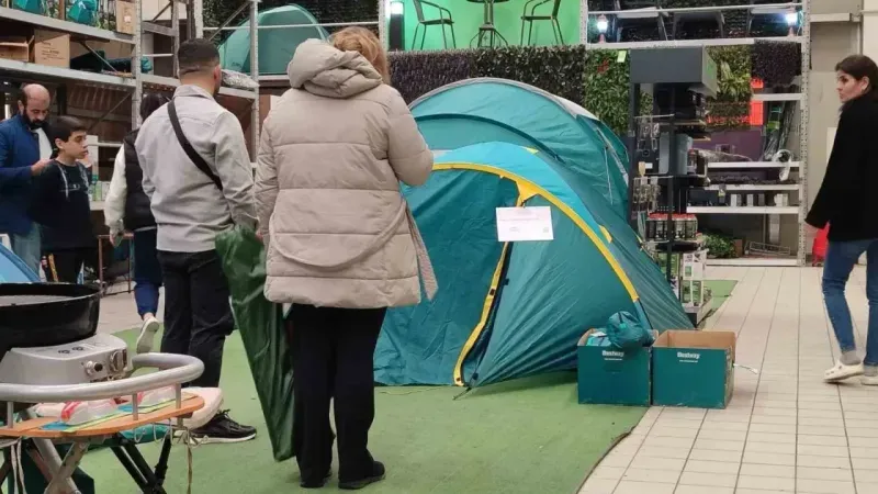 İstanbul’da vatandaşlar çadır satış yerlerine akın etti