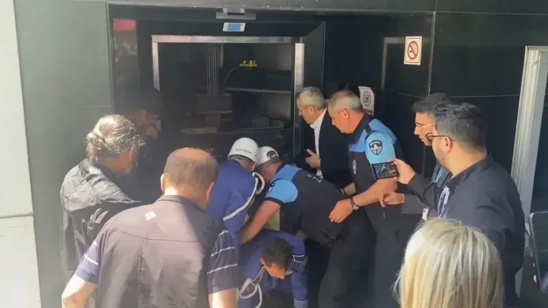 İlhan Şeşen’in cenazesi asansörde mahsur kaldı