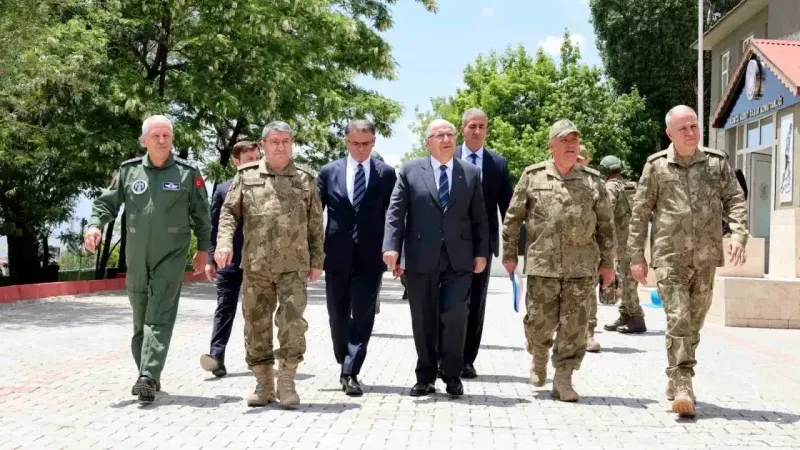 Bakan Güler İran sınır hattında incelemelerde bulundu