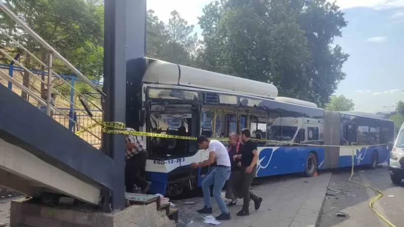 Ankara’da belediye otobüsü kaza yaptı: 20 yaralı