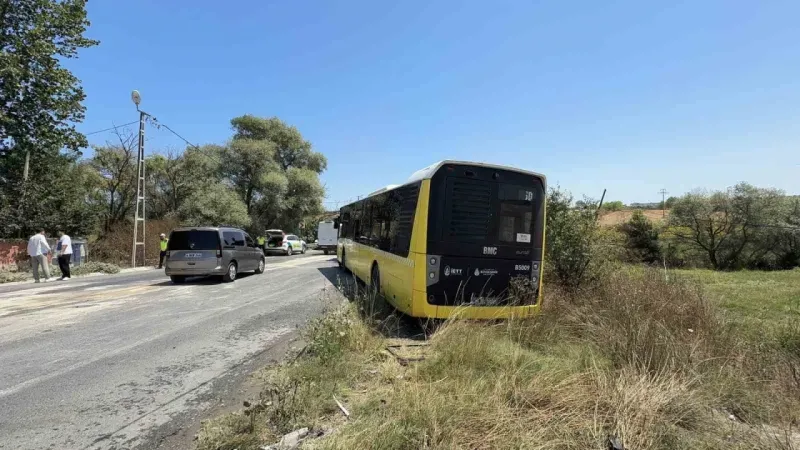 Arnavutköy’de İETT otobüsü ile otomobil kafa kafaya çarpıştı: 1 ölü