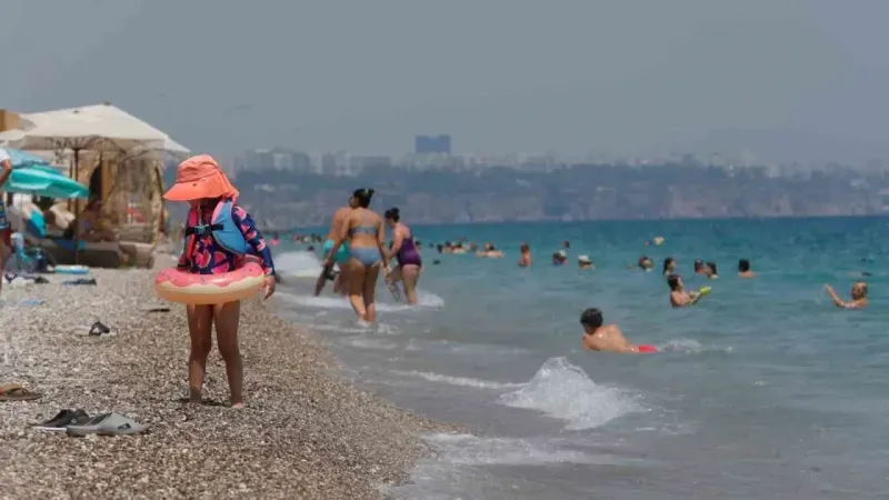 Antalya’da hava sıcaklığı 37, deniz suyu 32 derece oldu