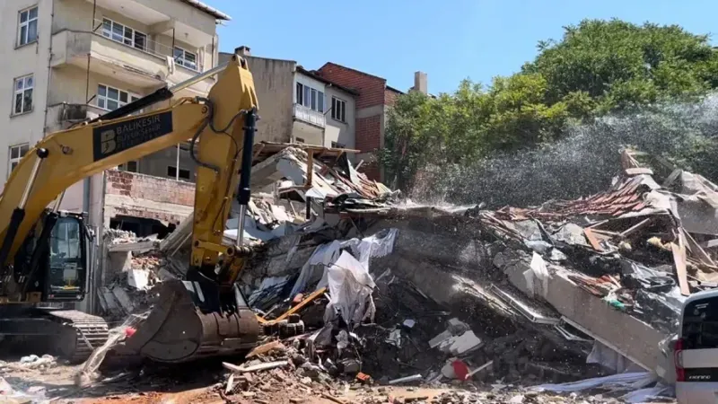 Balıkesir’de depremde yıkılan 3 katlı binanın enkaz kaldırma çalışmaları başladı