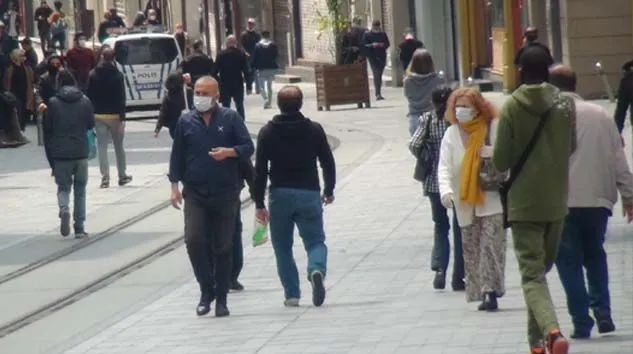 Taksim Meydanı’nda maske takma zorunlu oldu ve 3 metre sosyal mesafe kuralı getirildi