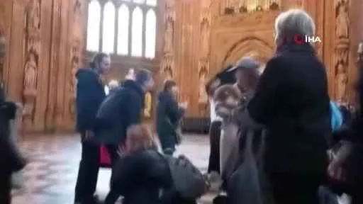 İngiltere parlamentosunda Gazze’de kalıcı ateşkes için oturma eylemi düzenlendi