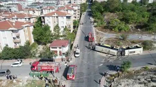 Başakşehir'de İETT otobüsü devrildi