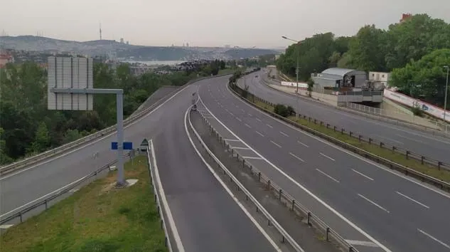 Dört günlük kısıtlamanın ilk sabahında yollar boş kaldı