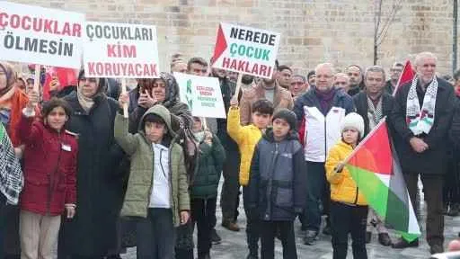 4 yaşındaki Hafsa Çakmak: “Filistin’deki çocuklar bizim kardeşimizdir. Hiçbir yerde çocuklar ölmesin”