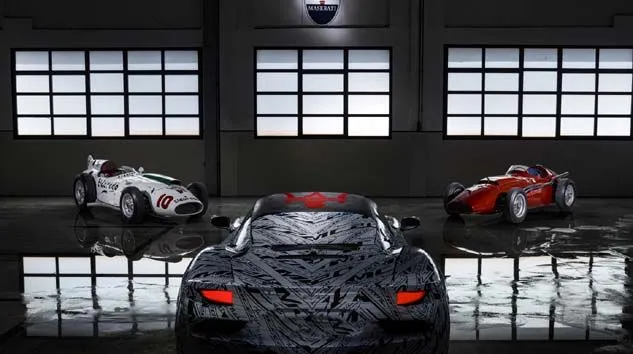 Maserati efsane pilot Sir Stirling Moss’u benzersiz MC20 prototipiyle anıyor