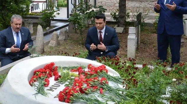 Destici, Muhsin Yazıcıoğlu’nun kabrini ziyaret etti