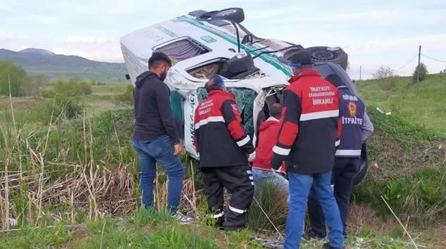 Sivas’ta cenaze aracı takla attı: Şoför Mehmet Özçelik hayatını kaybetti