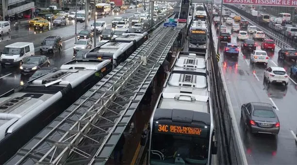 Metrobüs hangi saatler arasında çalışıyor?