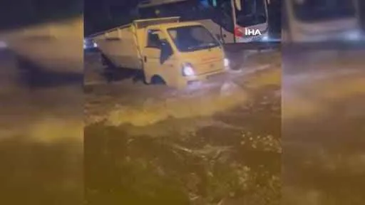 İzmir’de sağanak yağış hayatı olumsuz etkiledi