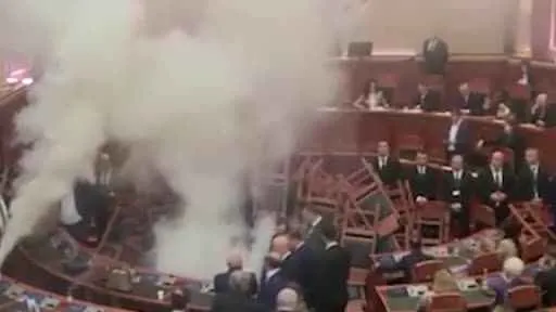 Arnavutluk parlamentosunda sis bombası atıldı