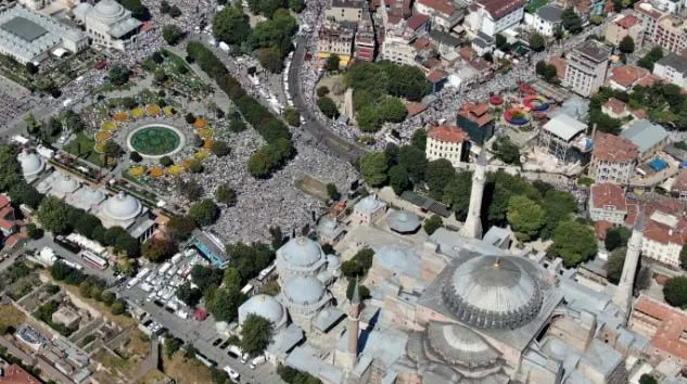 Ayasofya Camii çevresinde namaz kılma alanları doldu