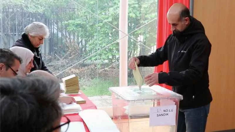Fransa'daki Türk vatandaşları sandık başında